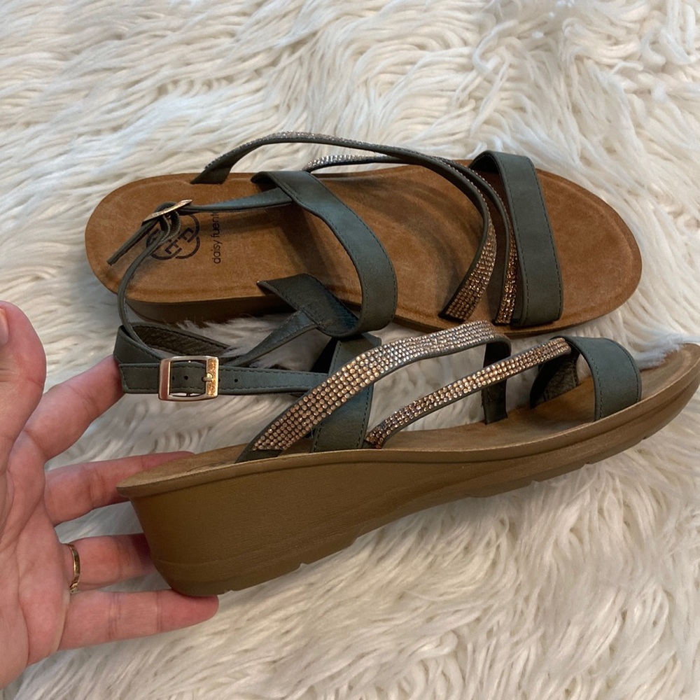 Daisy Fuentes Women’s Sandals size 11M BNWOT please see all photos